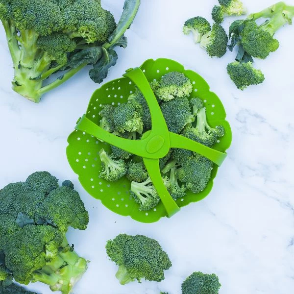 Trudeau Silicone Vegetable Steamer With Handle 9-1/4" 5 Trudeau Silicone Vegetable Steamer With Handle 9-1/4" - Image 3